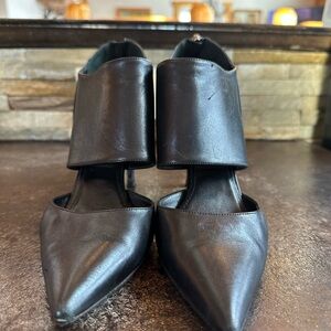 Salvatore Ferragamo Pointed Toe Raisha
High-Heel